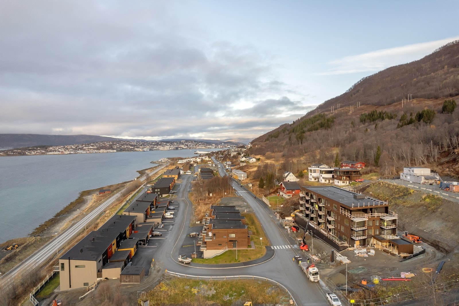 Sundet, byen, himmel og fjell i alle retninger Galleribilde