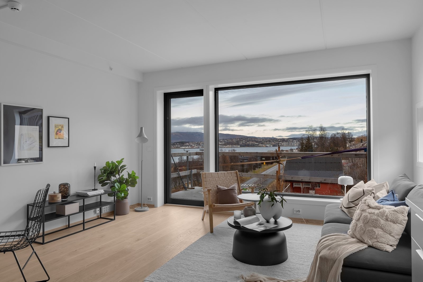 Nydelig utsikt mot sundet og Tromsøya rett fra stua Galleribilde