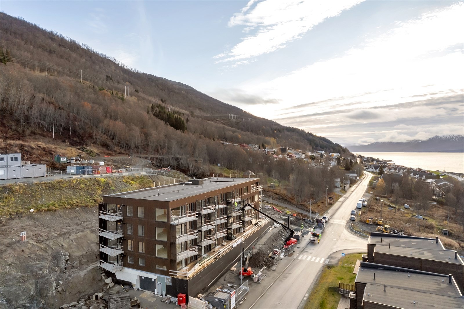 God parkeringsplass i garasjeanlegg med sportsbod i tilknytning Galleribilde