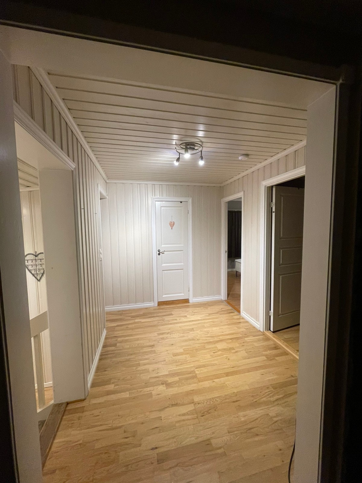 Gang (bilde tatt fra stue/kjøkken) med inngang til soverommene og bad Galleribilde