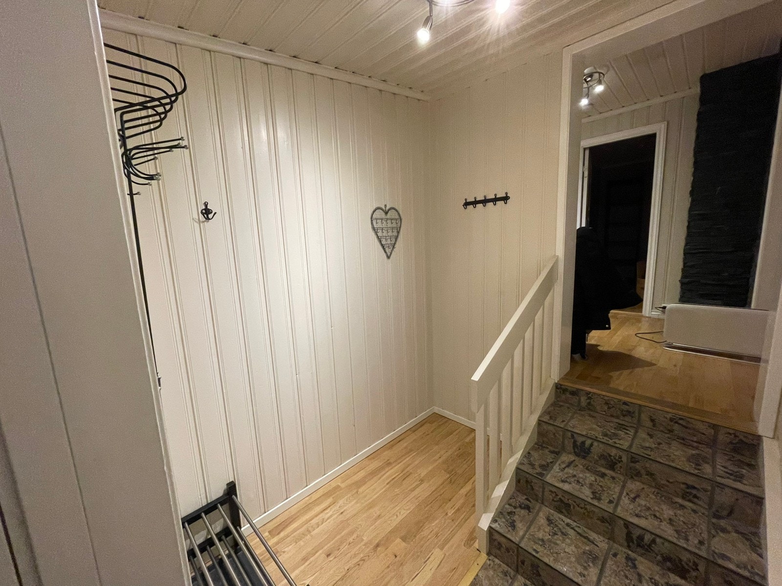 Gang med plass til sko og jakker Galleribilde