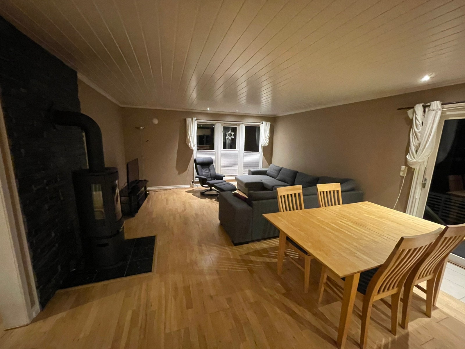 Spisestue og stue med peis Galleribilde