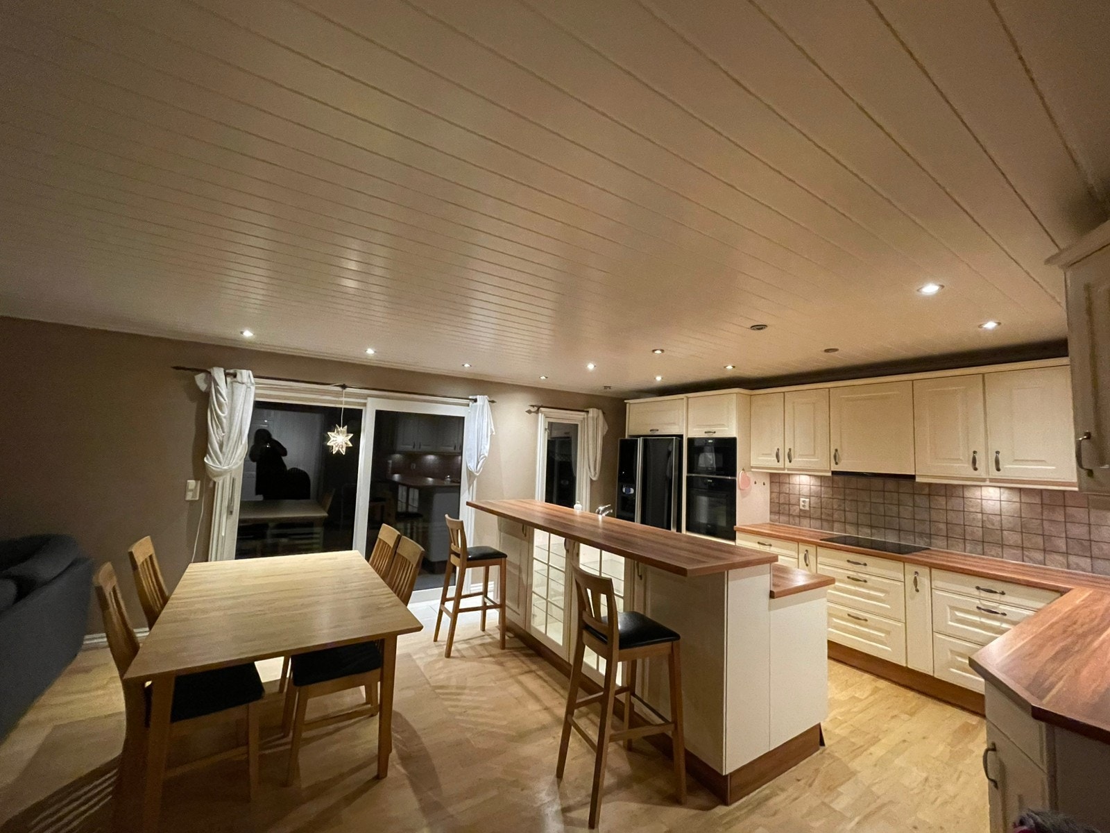 Spisestue og kjøkken med utgang til platting og hage, åpen løsning til stue Galleribilde