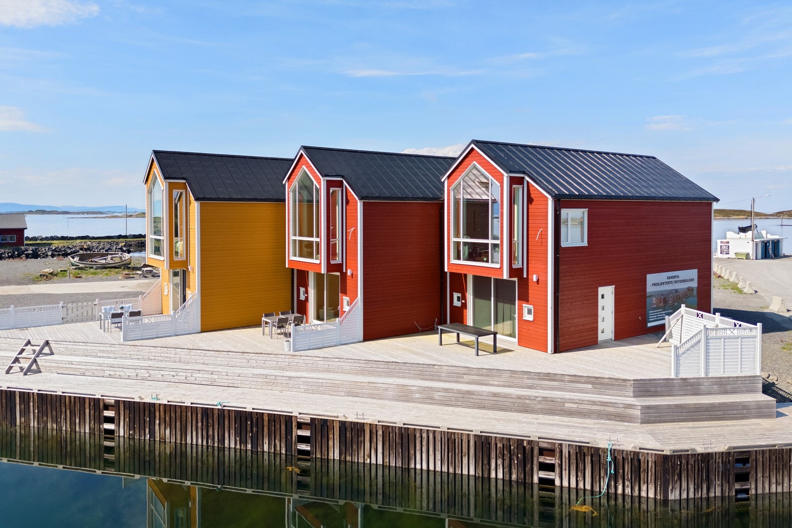 Den rød Rorbuen i midten Galleribilde