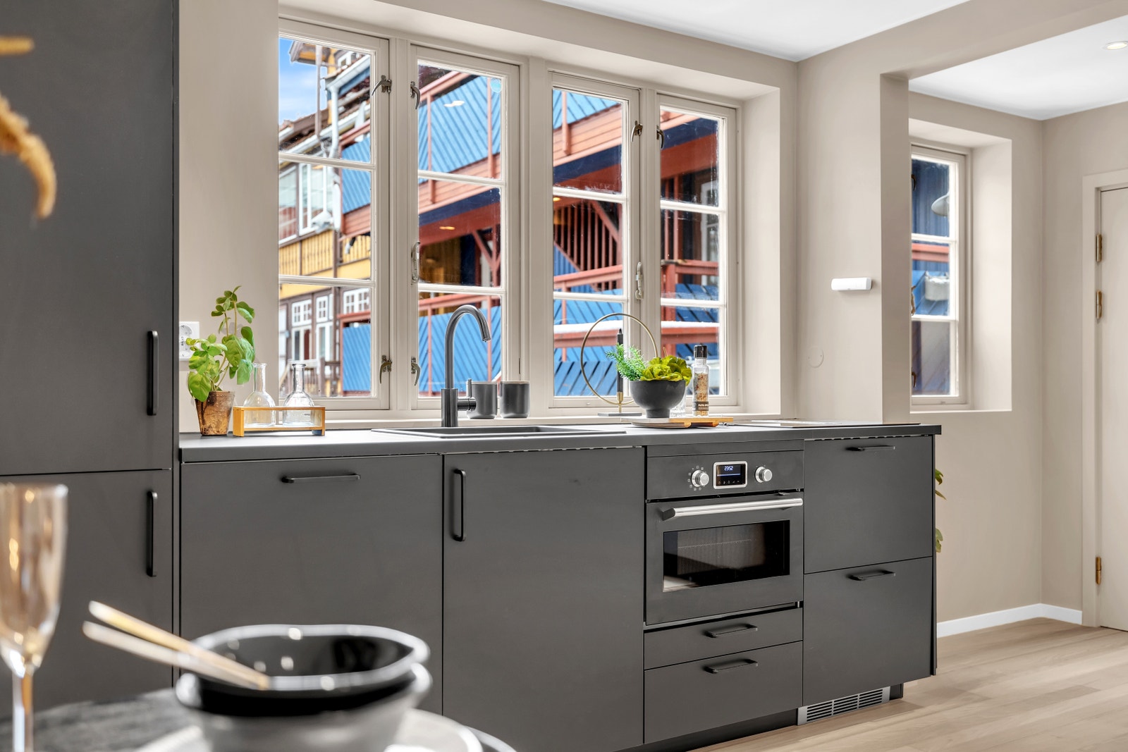 Strøken kjøkken fra 2024. Integrert komfyr, platetopp, oppvaskmaskin, kjøleskap og fryser. Galleribilde