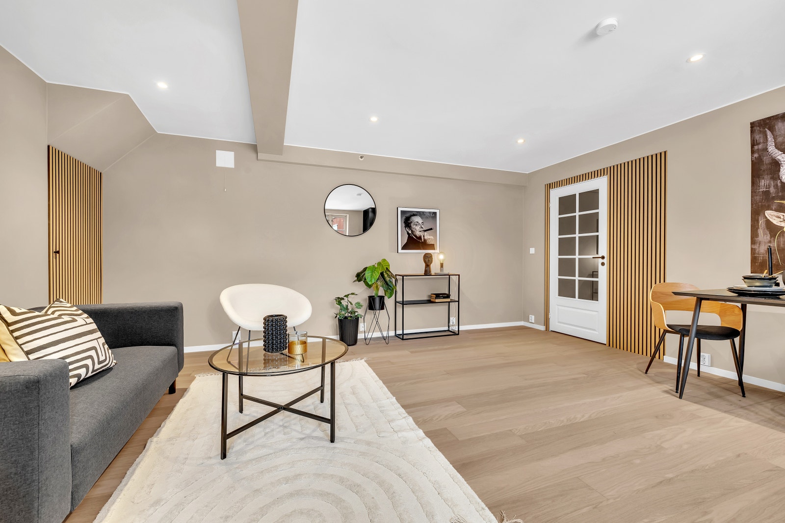 Stuen har en åpen kjøkkenløsning hvor det er god plass til både matlagning, spisebord med plass til 4 og TV stue. Moderne standard da alt er nytt i 2024. Galleribilde