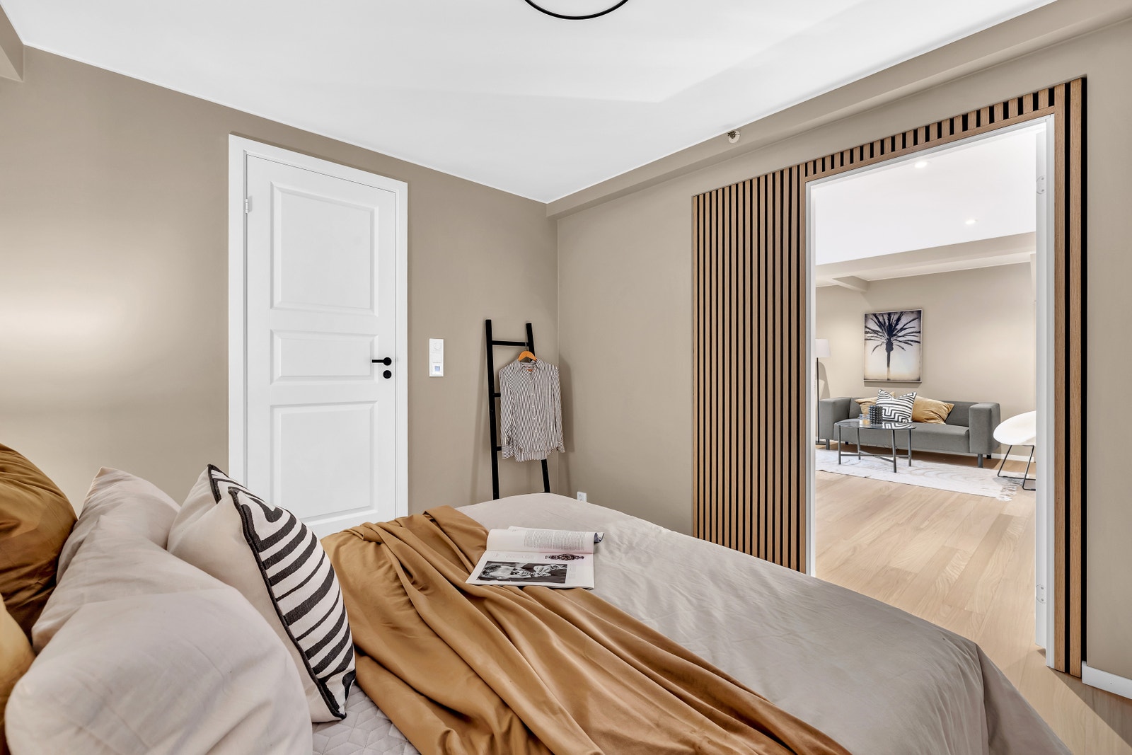 Stort soverom med stor dobbeltseng med skuffer under senga, komode og ellers plass til ytterligere oppbevaringsmuligheter. Galleribilde