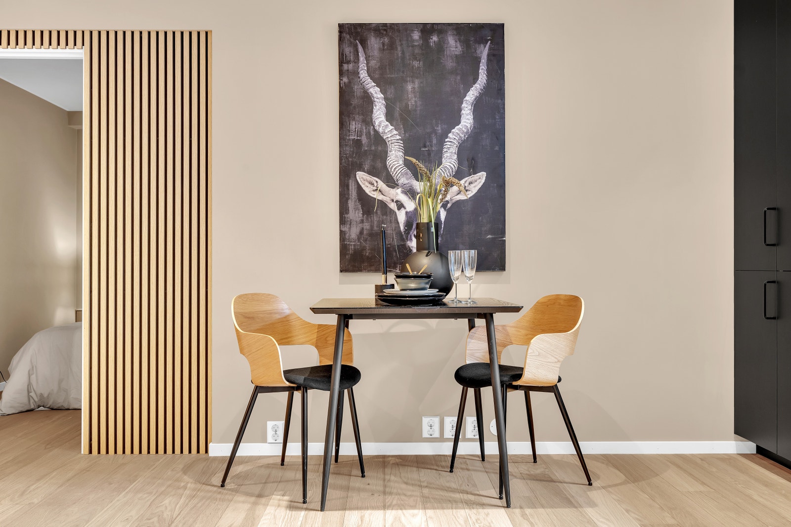 I leiligheten er det et større bord med 4 stoler. Galleribilde