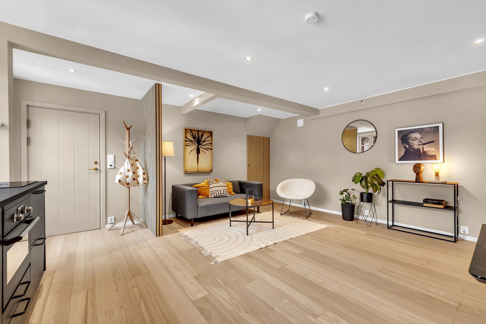 Stuen har en åpen kjøkkenløsning hvor det er god plass til både matlagning, spisebord med plass til 4 og TV stue. Moderne standard da alt er nytt i 2024. Galleribilde