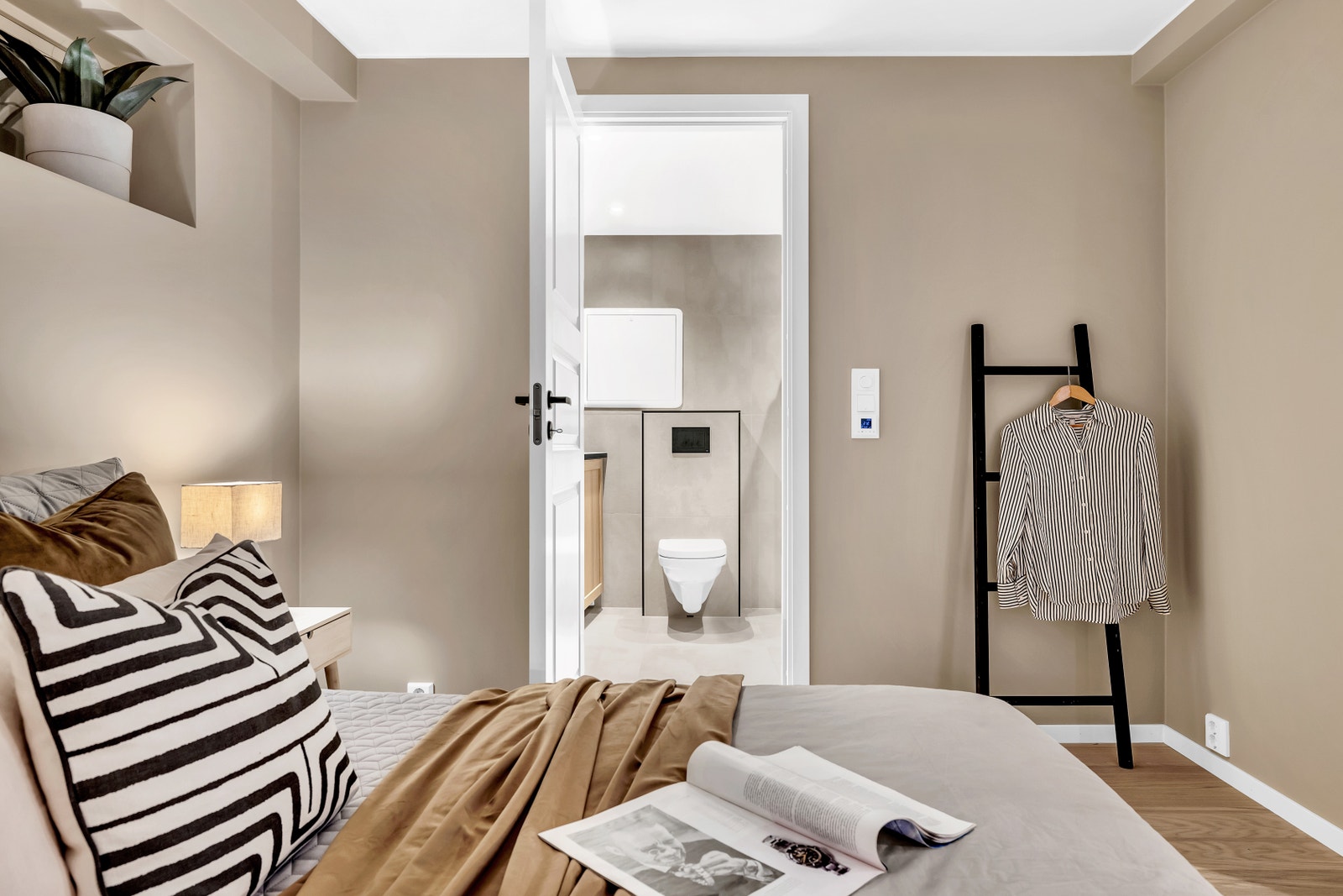 Fra soverommet kommer du inn på badet Galleribilde