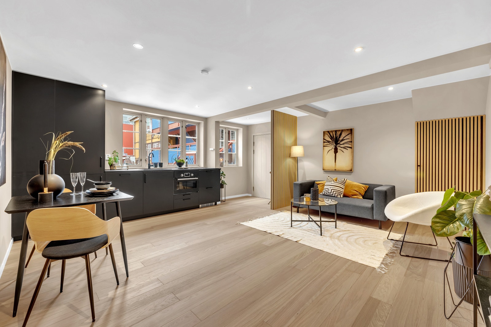 Stuen har en åpen kjøkkenløsning hvor det er god plass til både matlagning, spisebord med plass til 4 og TV stue. Moderne standard da alt er nytt i 2024. Galleribilde