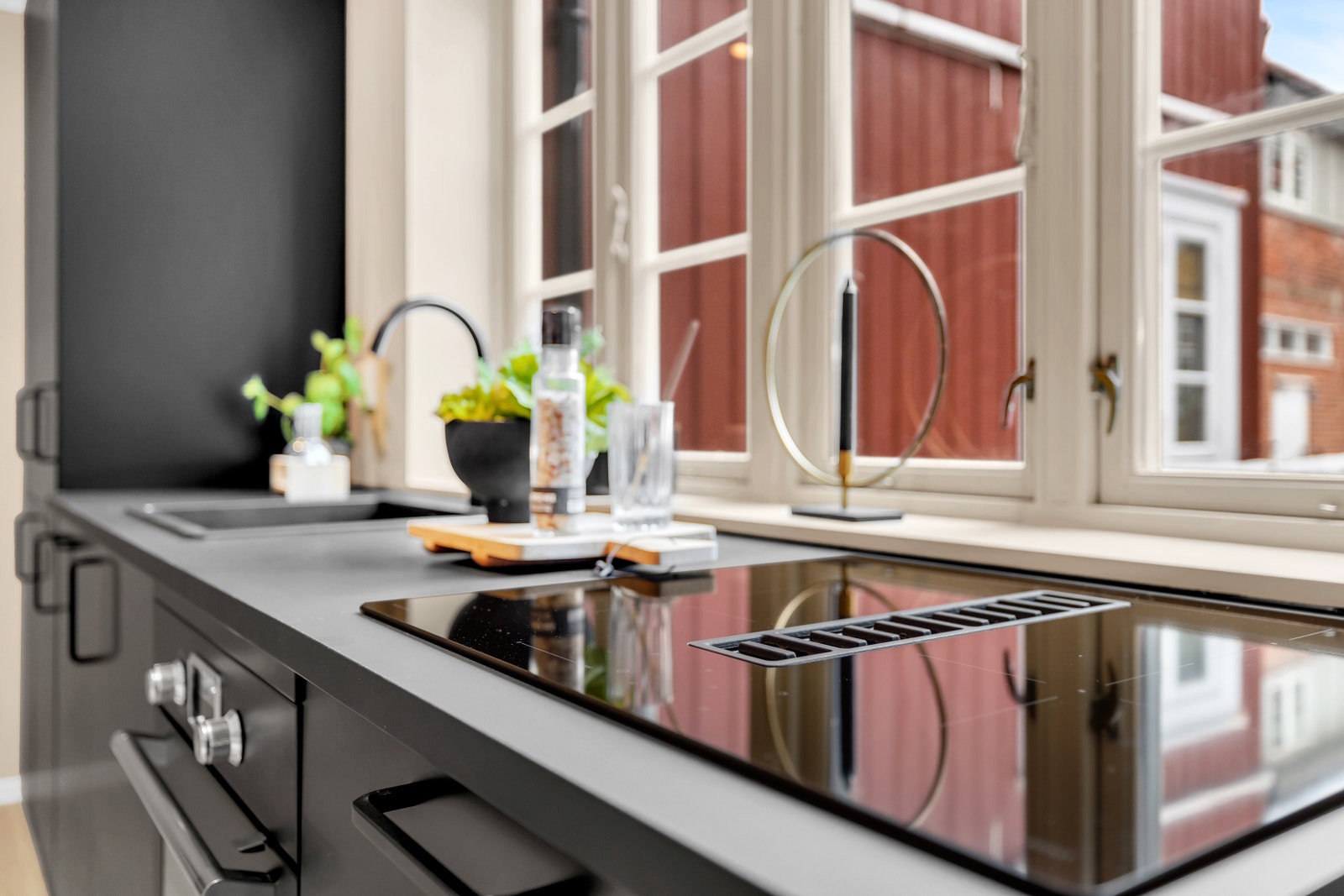 Strøken kjøkken fra 2024. Integrert komfyr, platetopp, oppvaskmaskin, kjøleskap og fryser. Galleribilde