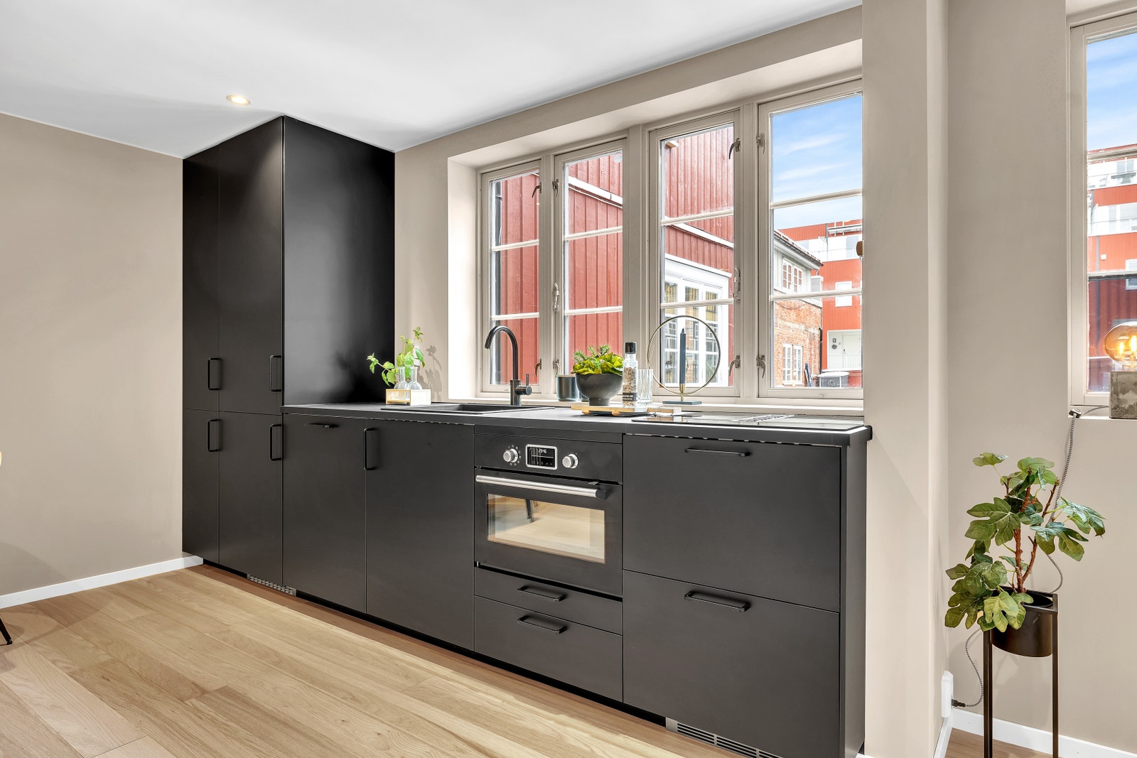 Strøken kjøkken fra 2024. Integrert komfyr, platetopp, oppvaskmaskin, kjøleskap og fryser. Galleribilde