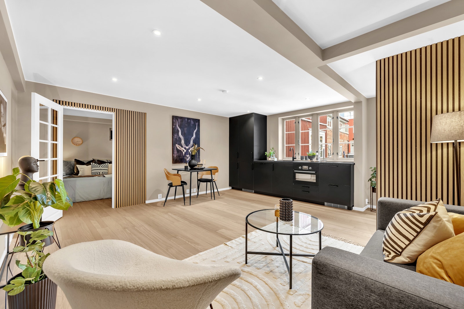 Stuen har en åpen kjøkkenløsning hvor det er god plass til både matlagning, spisebord med plass til 4 og TV stue. Moderne standard da alt er nytt i 2024. Galleribilde