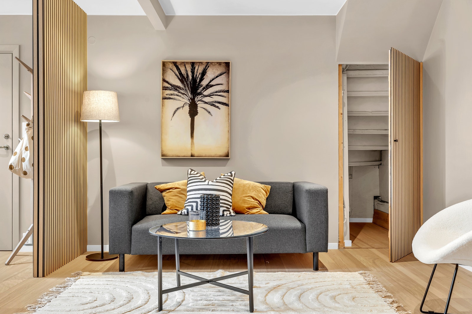 Stuen har en åpen kjøkkenløsning hvor det er god plass til både matlagning, spisebord med plass til 4 og TV stue. Moderne standard da alt er nytt i 2024. Galleribilde