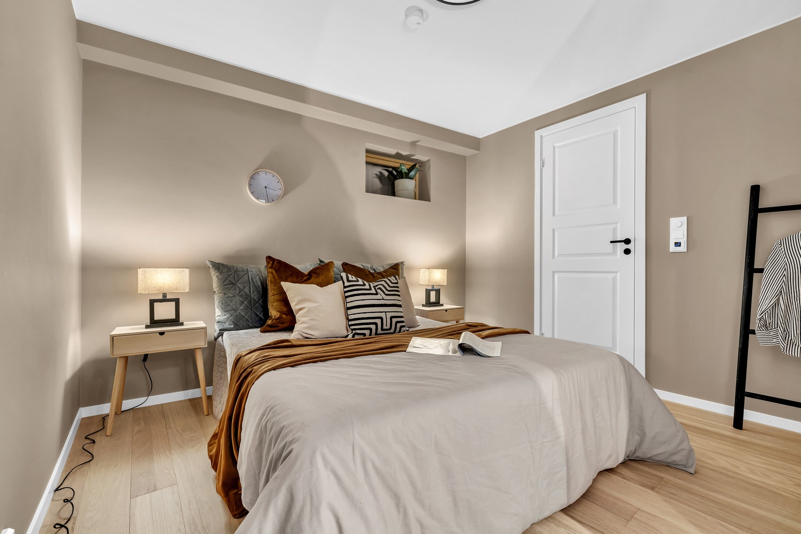 Stort soverom med stor dobbeltseng med skuffer under senga, komode og ellers plass til ytterligere oppbevaringsmuligheter. Galleribilde