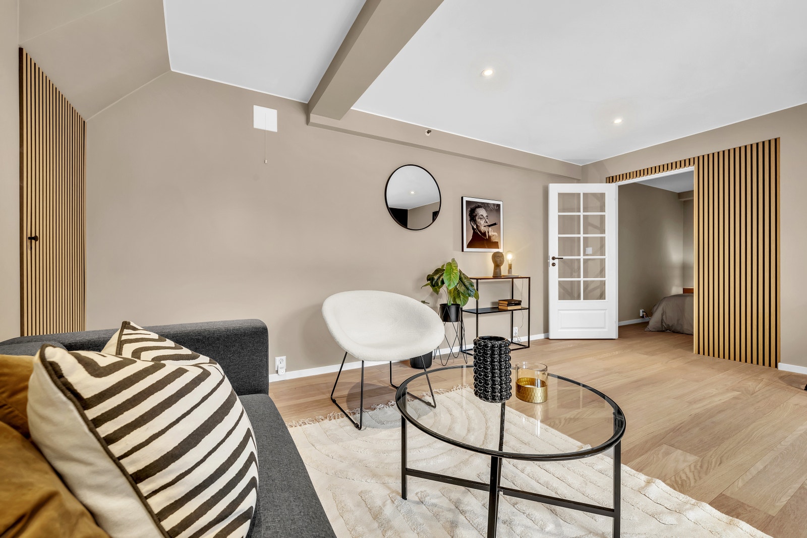 Stuen har en åpen kjøkkenløsning hvor det er god plass til både matlagning, spisebord med plass til 4 og TV stue. Moderne standard da alt er nytt i 2024. Galleribilde