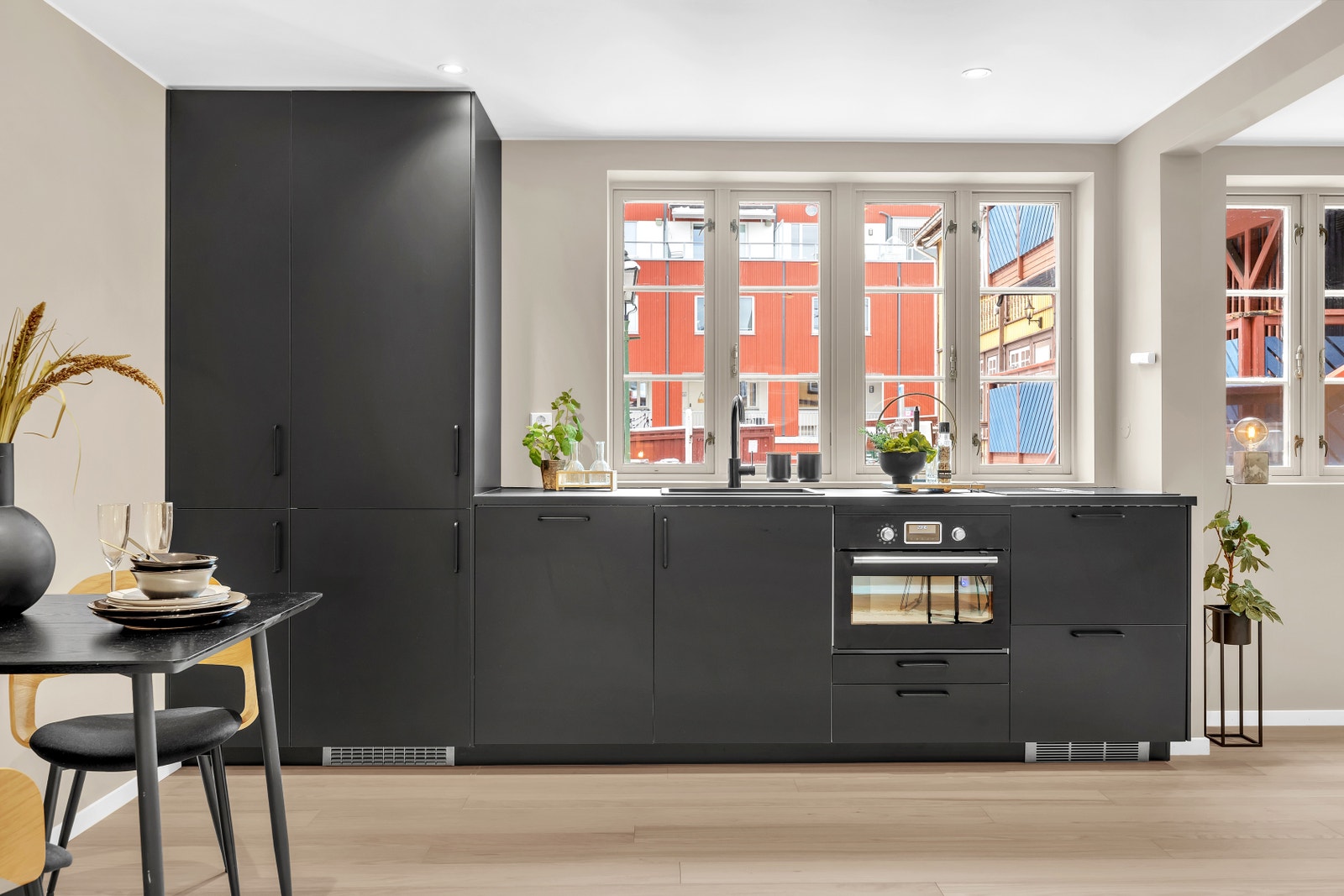 Strøken kjøkken fra 2024. Integrert komfyr, platetopp, oppvaskmaskin, kjøleskap og fryser. Galleribilde