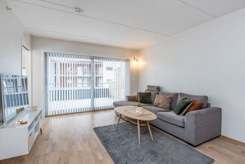 Lys og fin kombinert stove/kjøkken med skyvedør til 17 m2
betongterrasse. Galleribilde