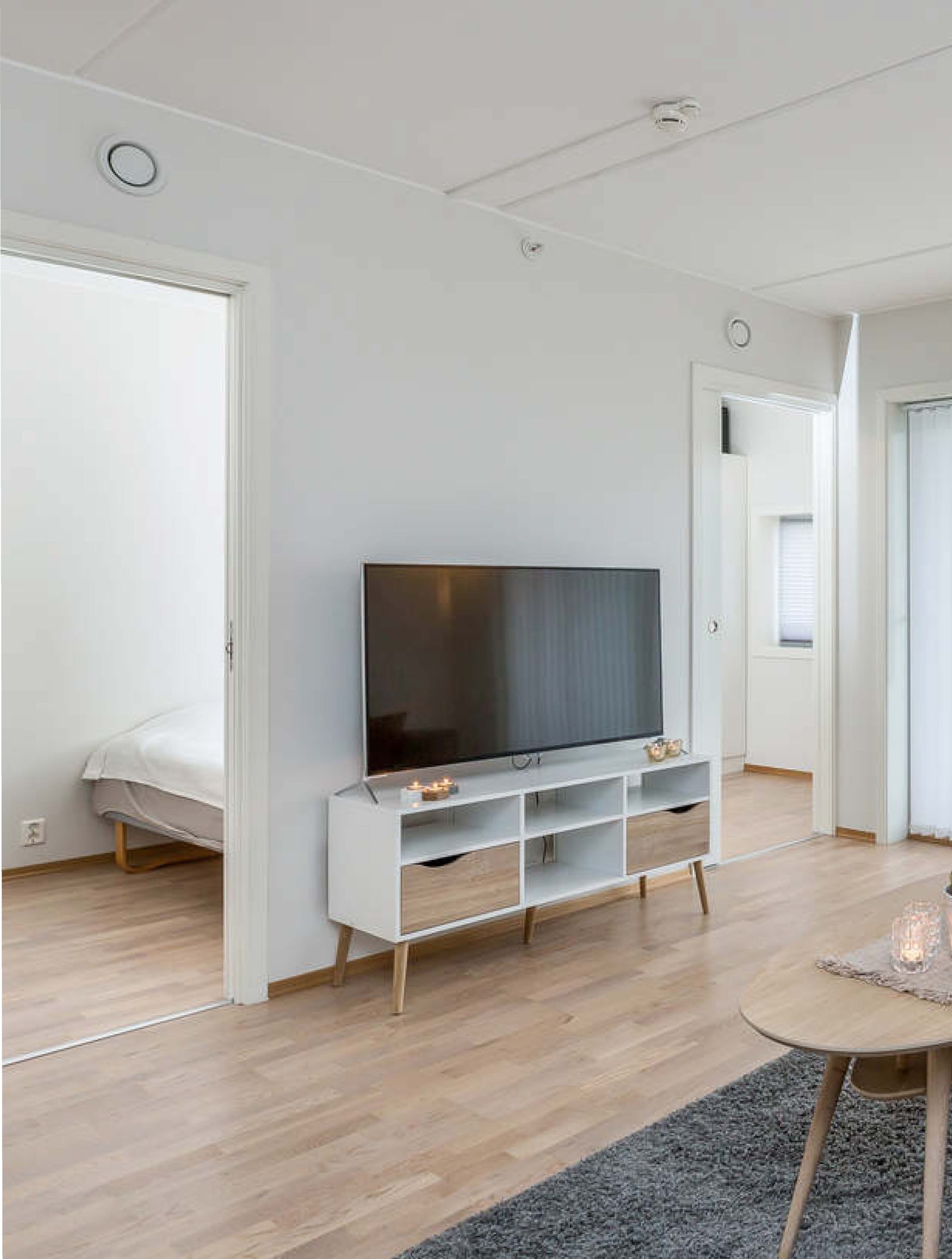 Stove med dør til soverom. Galleribilde