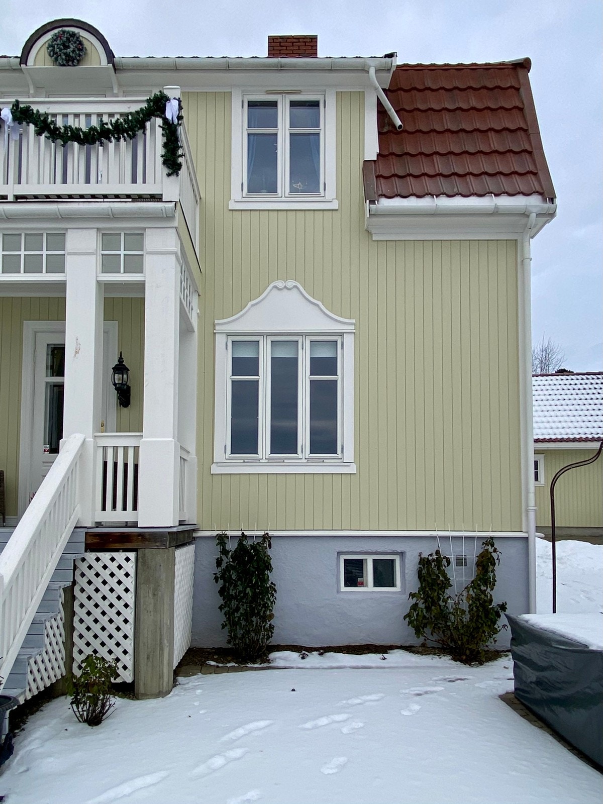 Leiligheten sett fra sørsiden. Uteplass på sørsiden med utemøbler kan lånes etter avtale. Galleribilde