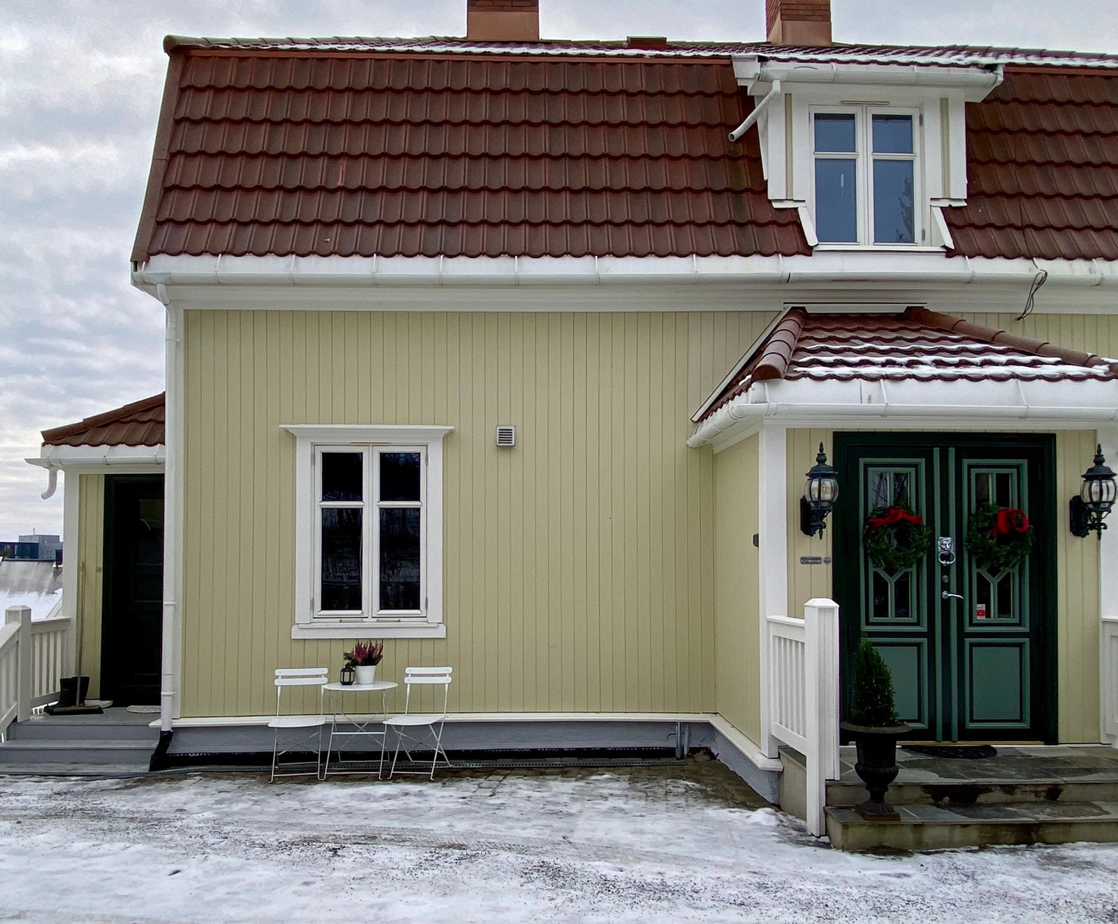 Egen inngangsdør til venstre for hoveddøren Galleribilde