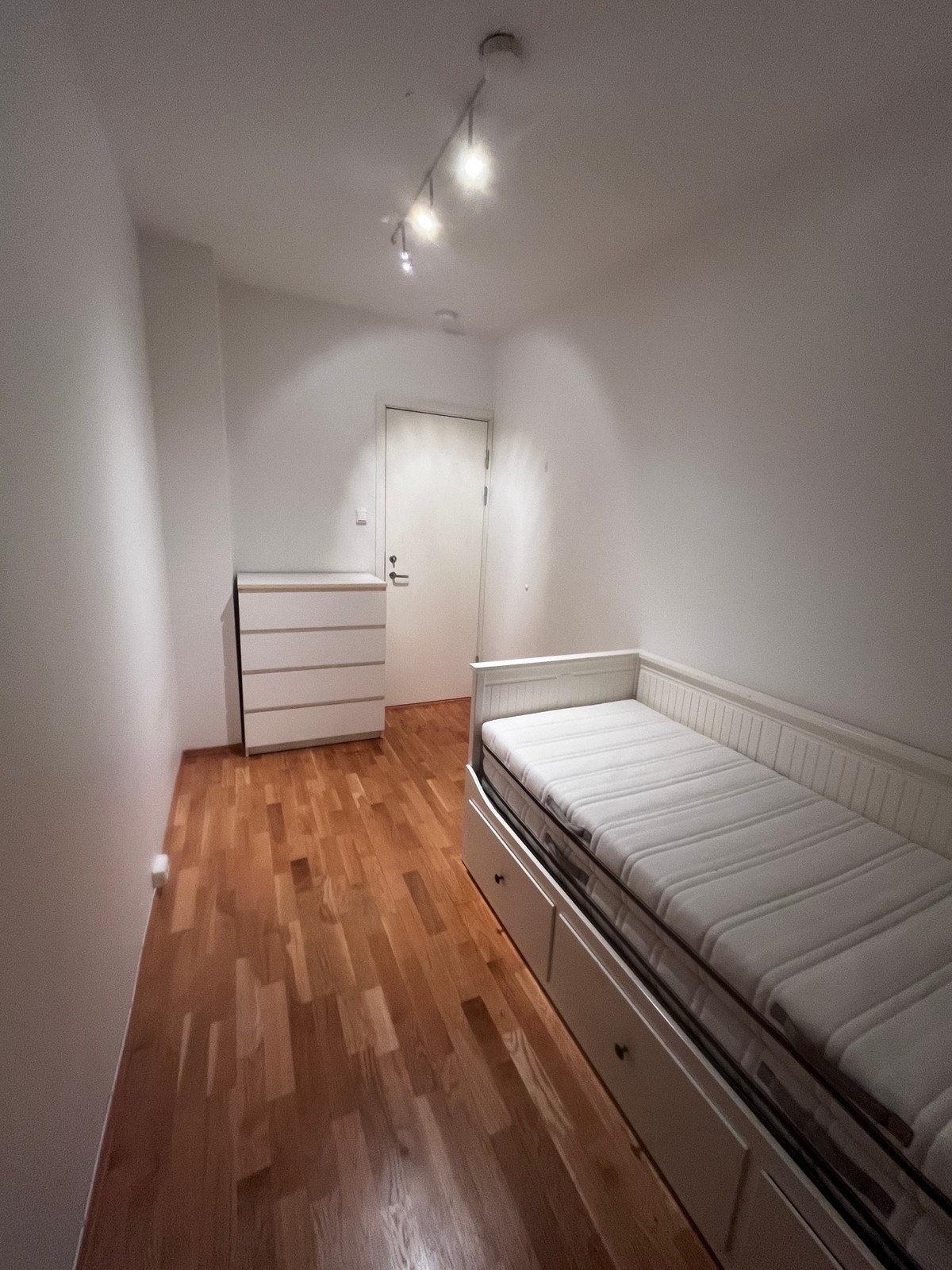 Kommoden er ikke lenger i rommet Galleribilde