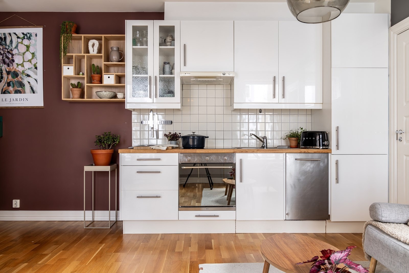 Hyggelig kjøkken med åpen og sosial løsning til stue Galleribilde