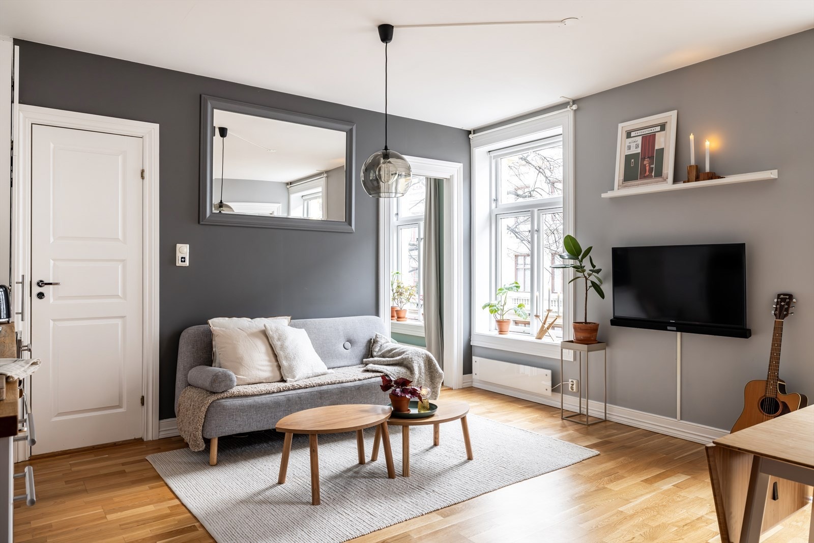 Lys og koselig stue med plass til sofa, spisebord og TV-møblement Galleribilde