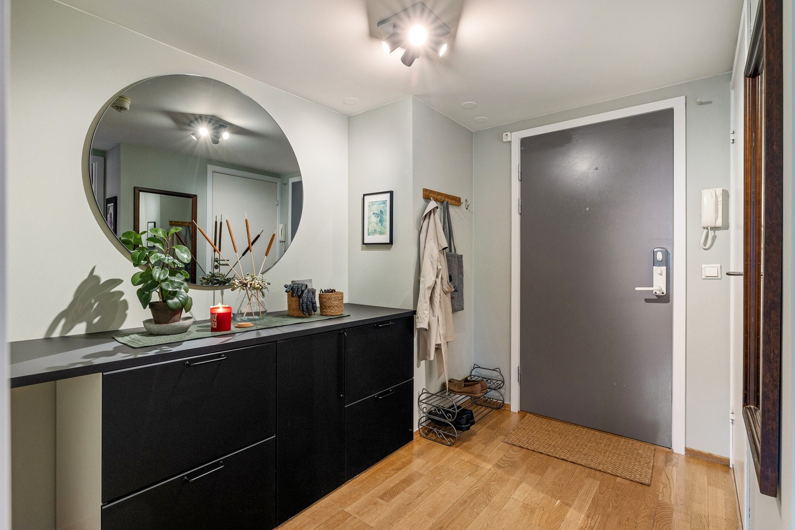 Entréen tar deg vel i mot og byr på godt med plass til garderobeskap om behovene tilsier dette Galleribilde