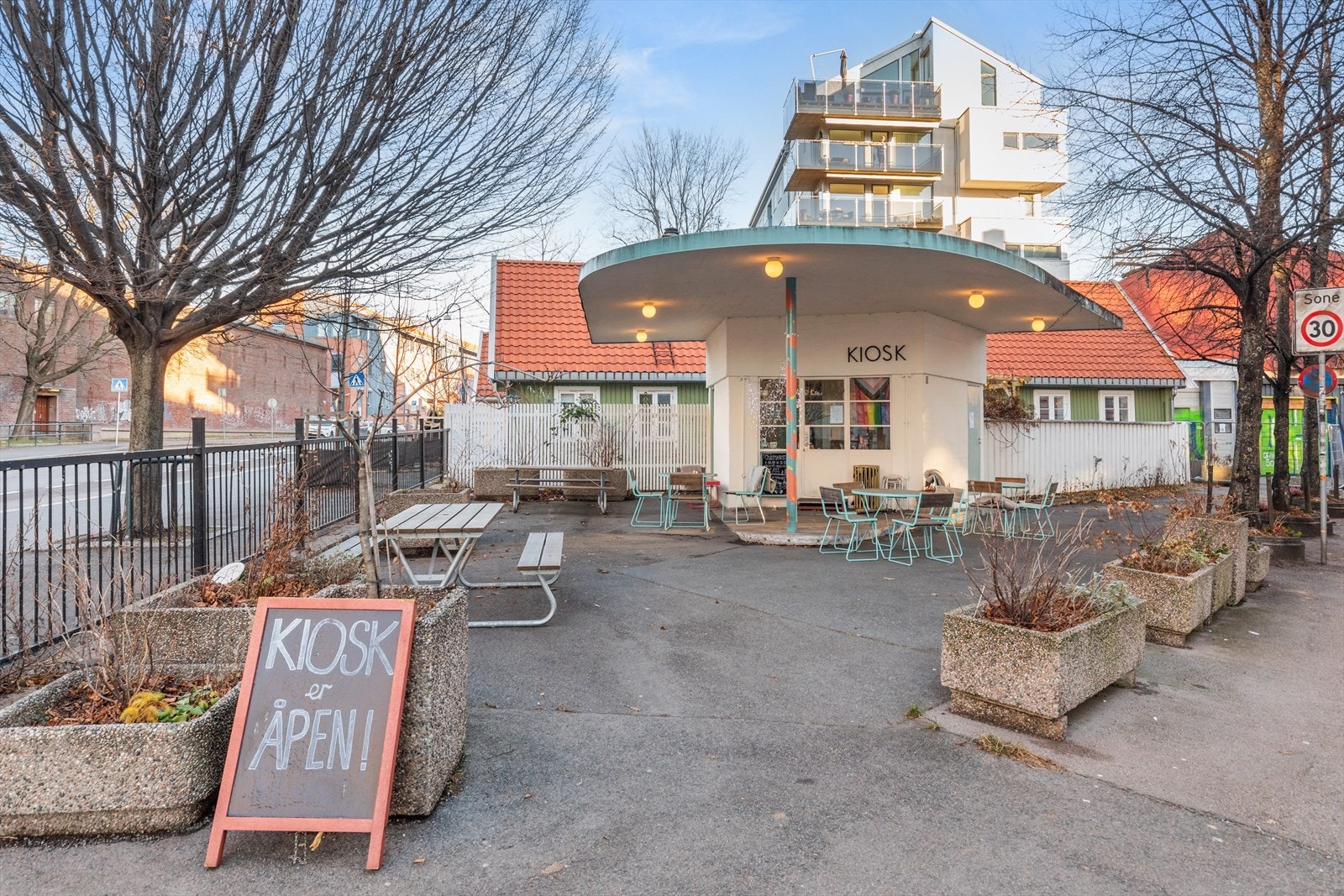 Det er kort vei til flere gode spiseplasser i området som blant annet Smia Galleri og Pizzeria La Pietra som begge ligger i umiddelbar nærhet til boligen. Galleribilde