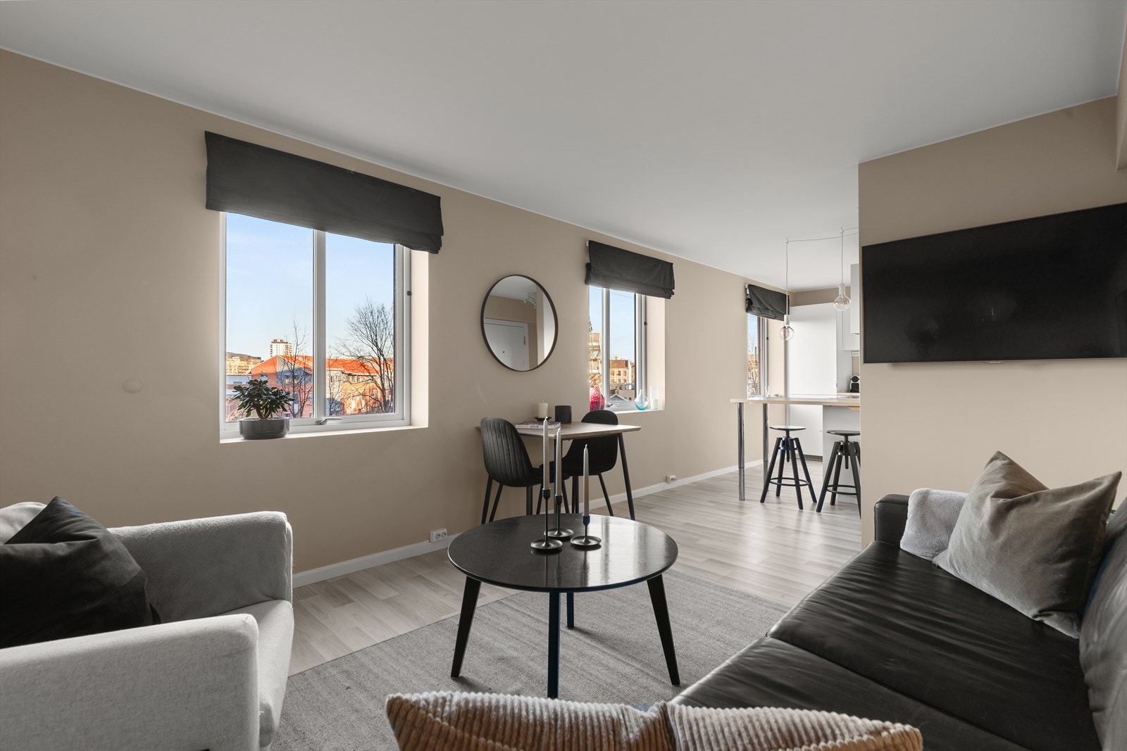 Hyggelig utsyn fra leiligheten. Leiligheten er oppvarmet med panelovner og varmtvann er også inkludert i felleskostnadene. Galleribilde