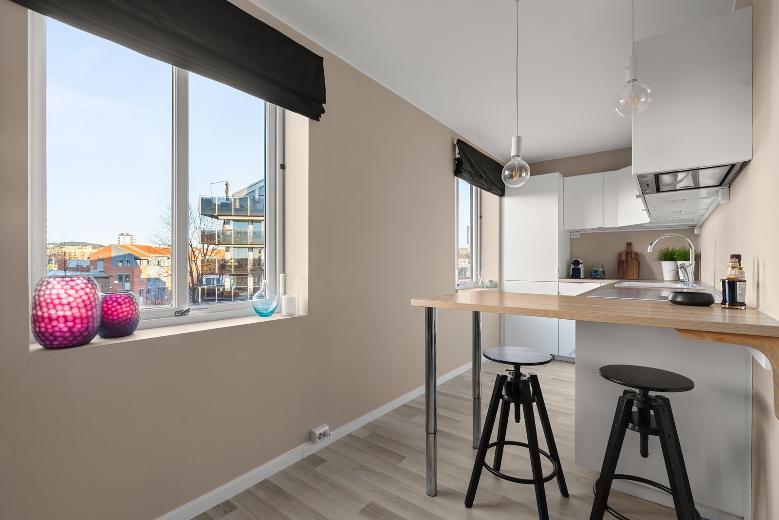 Leiligheten ligger fint og usjenert til i byggets 5.etg med heisadkomst og fremstår som lys og luftig, med en god planløsning og moderne standard fra 2017. Galleribilde