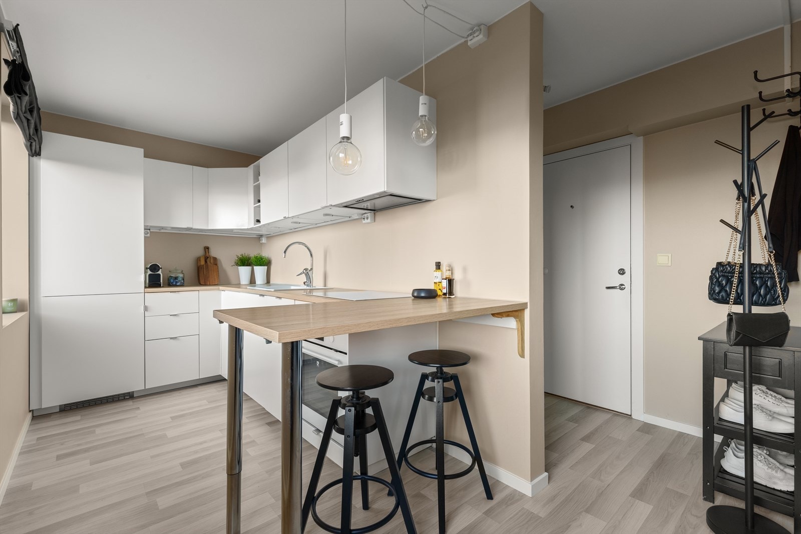 Kjøkkenet har rikelig med benke- og skapplass, integrerte hvitevarer, vaskemaskin og "kjøkken øy". Galleribilde