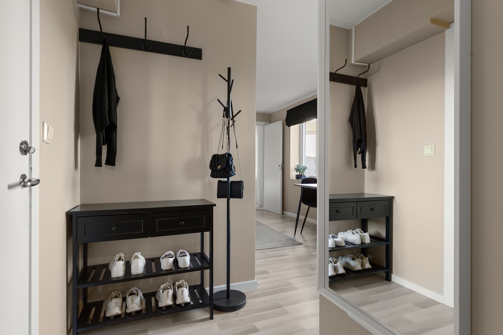 Lys og flott entré. Galleribilde