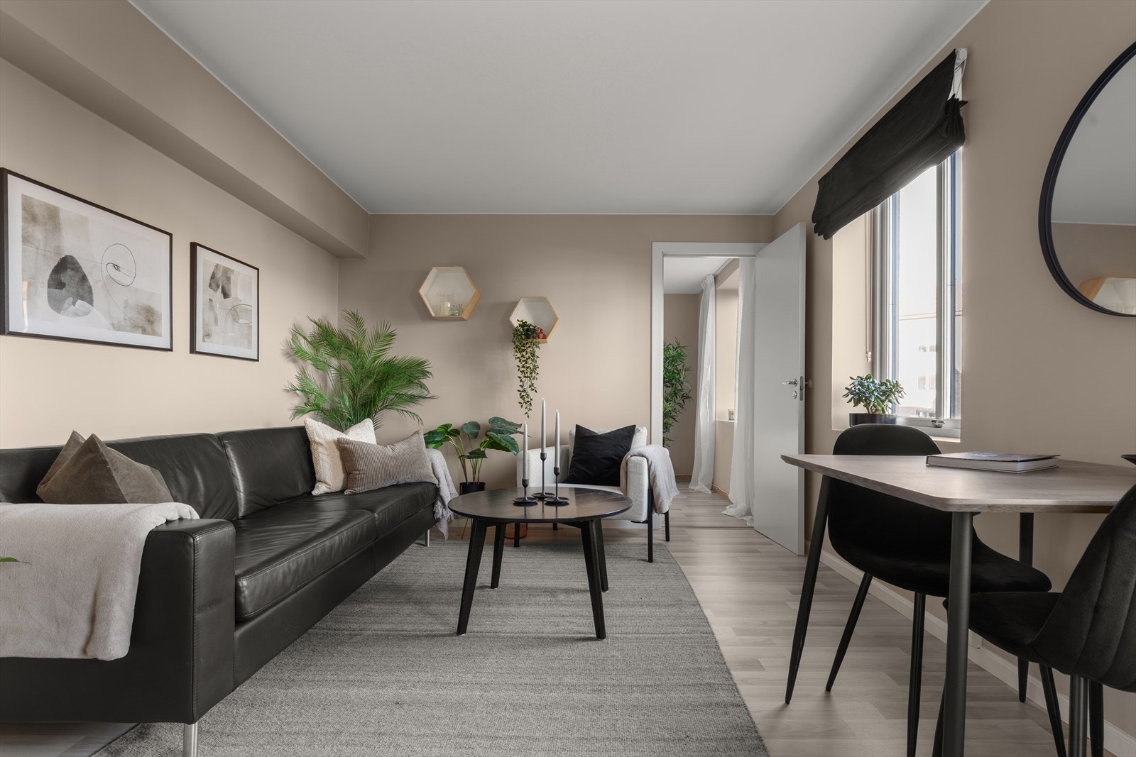 Lys og luftig stue med fine soneinndelinger og store vindusflater som gir rikelig med naturlig lys, som gjør stuen til et flott oppholdsrom. Galleribilde