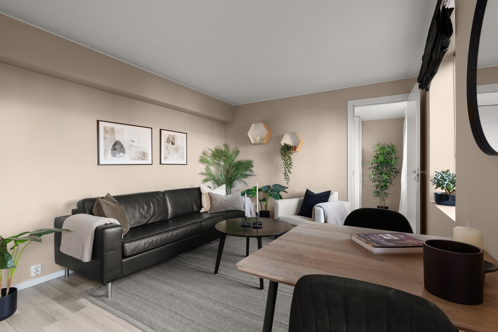 Stuen har god plass til stor sofagruppe og spisebord. Samt annet tilhørende møblement. Galleribilde