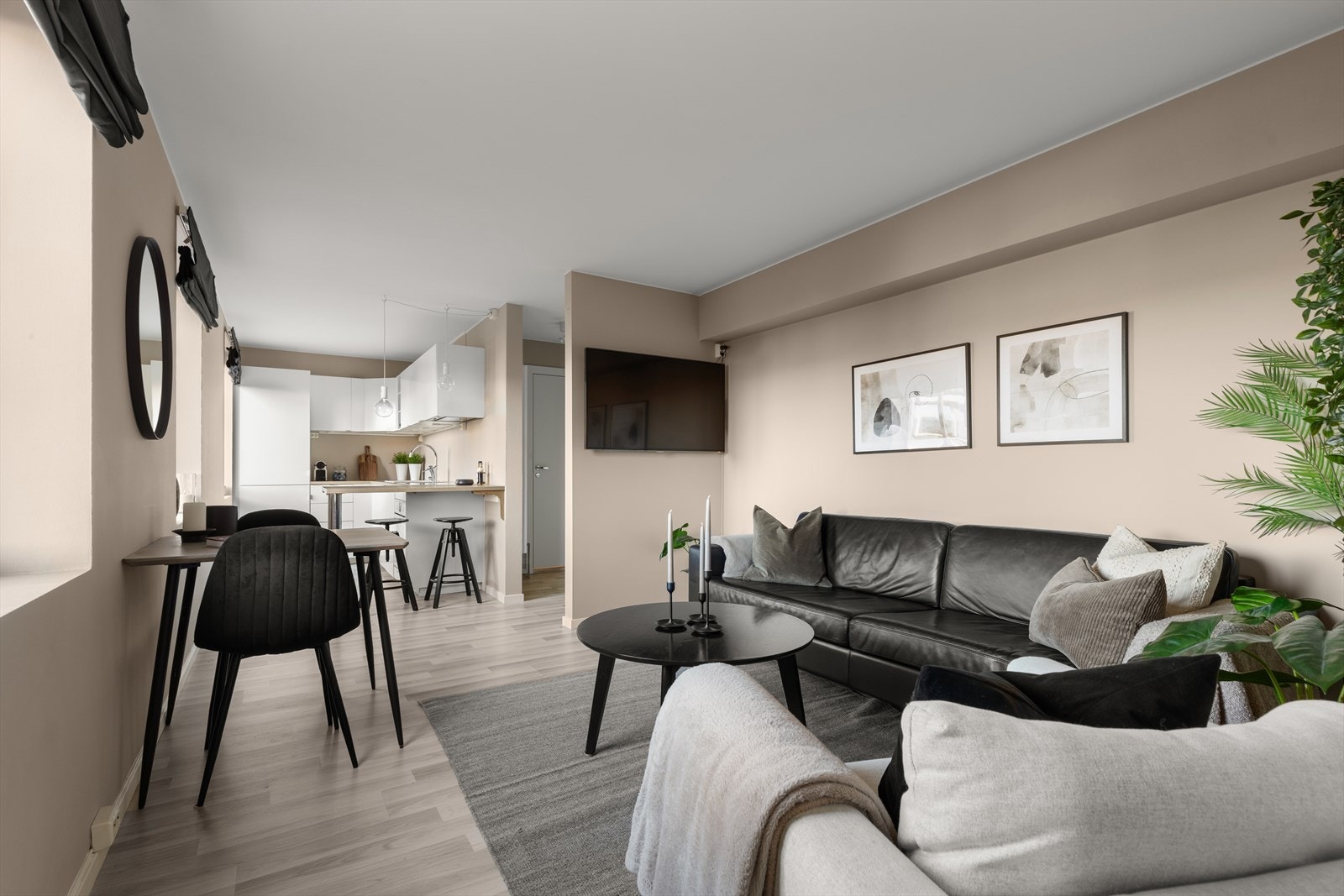 Stuen har også tre store vindusflater, som skaper en god og luftig følelse. Galleribilde