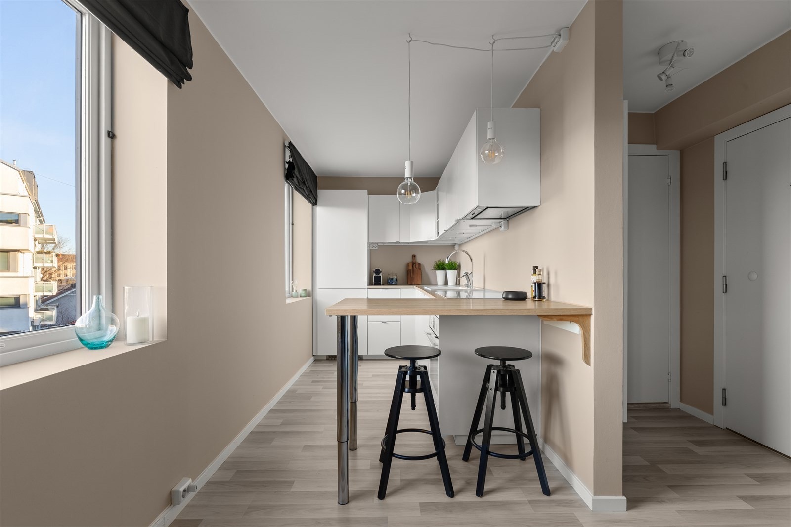 Stort og åpen kjøkkenløsning. Pent IKEA kjøkken fra 2017. Galleribilde