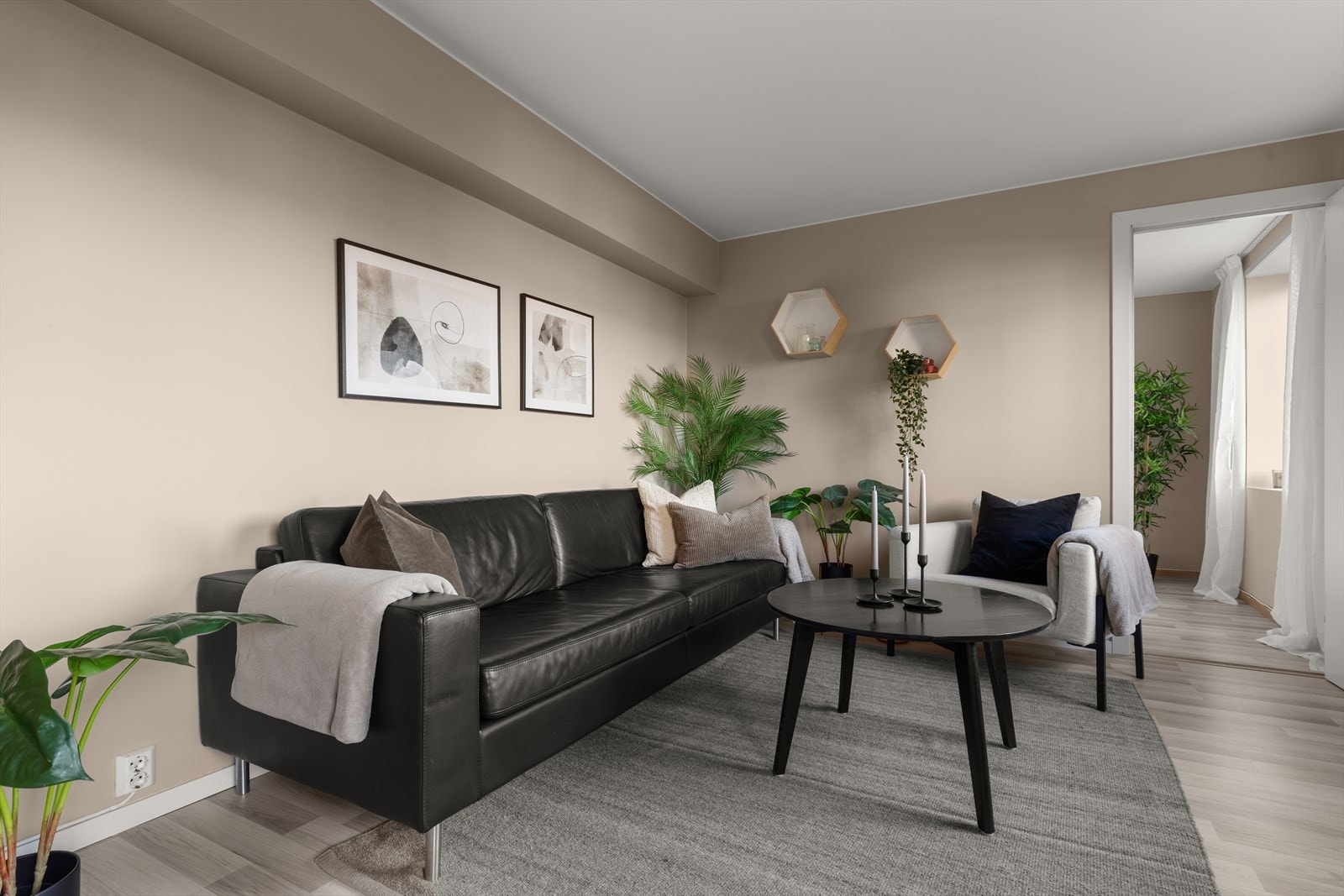 Leiligheten er malt i fine og lune farger i 2024, som gir en flott atmosfære. Galleribilde