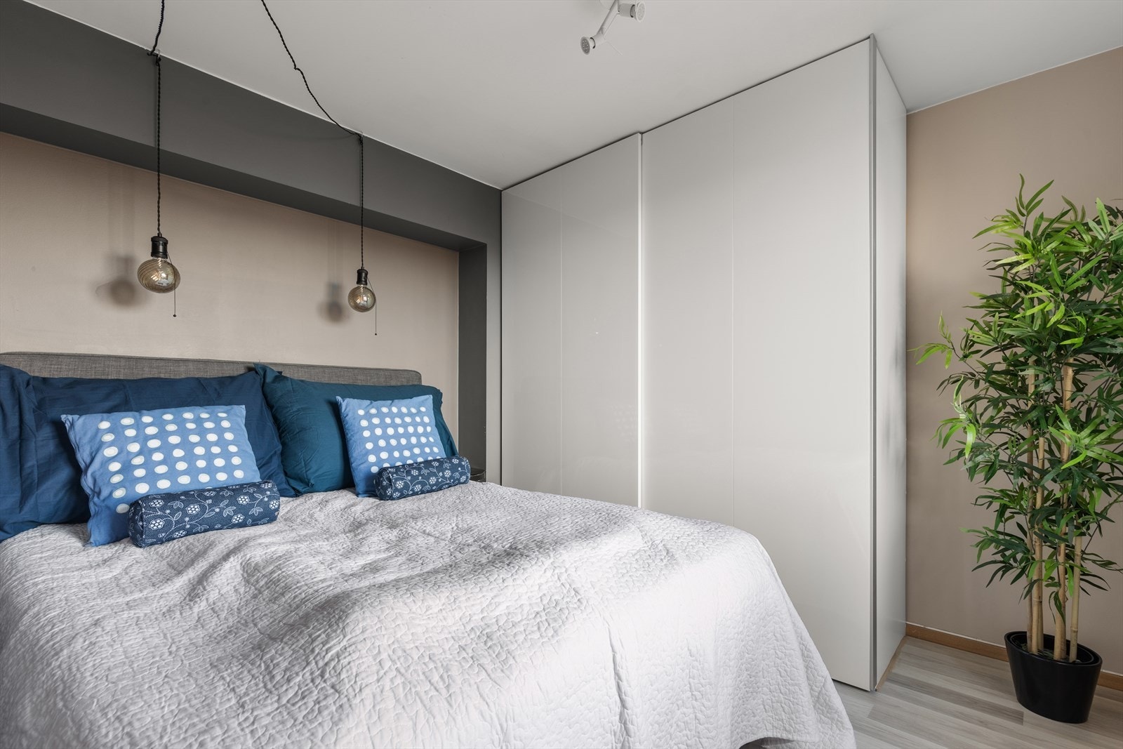 Romslig og innbydende soverom med god plass til dobbeltseng, skyvedørsgarderobe og tilhørende møblement. Galleribilde