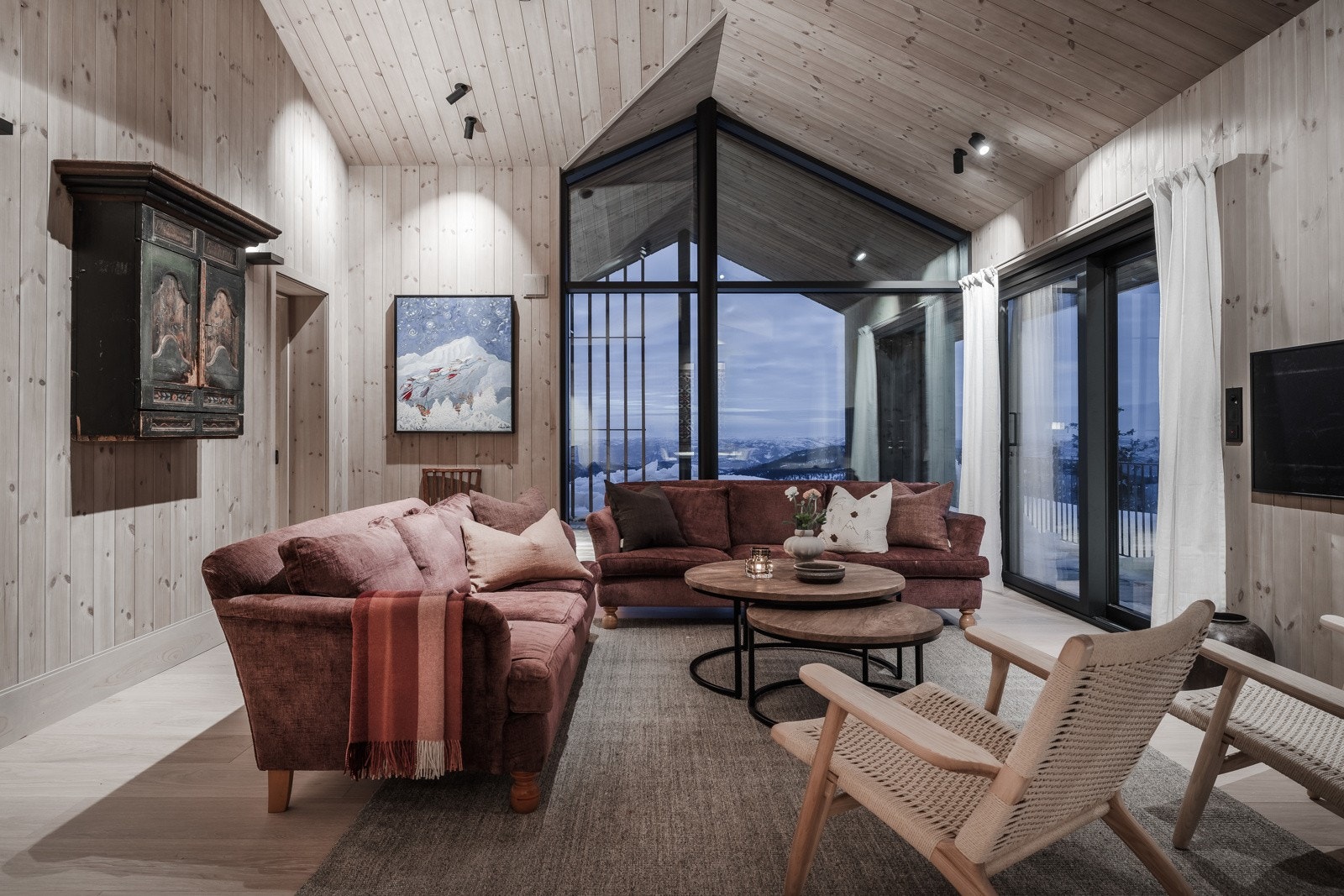 "Annekset" med eget kjøkken med spisestue, 3 soverom, 3 bad, stue med peis og utgang til terrasser Galleribilde