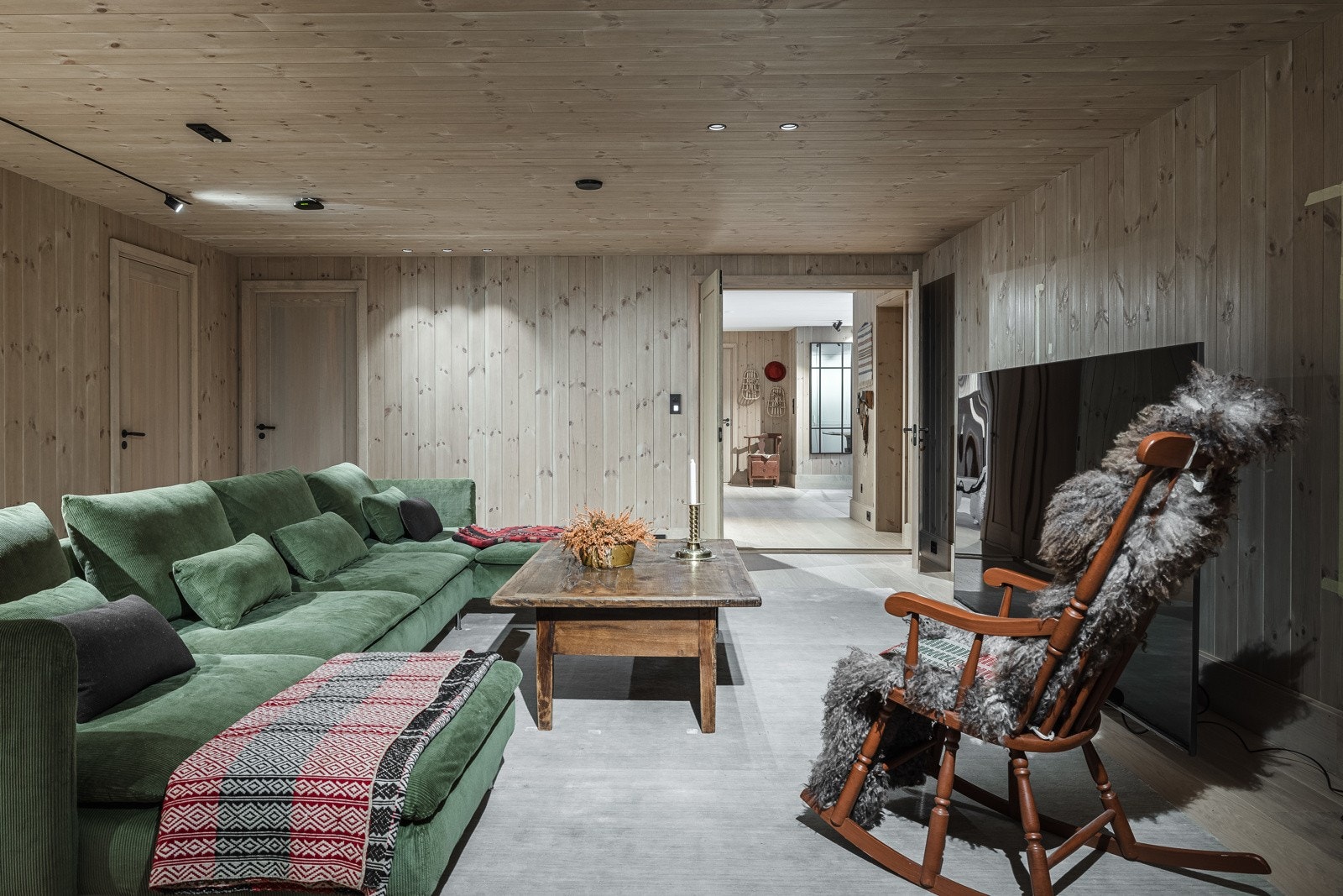 Stue med opplegg for kino i underetasjen Galleribilde