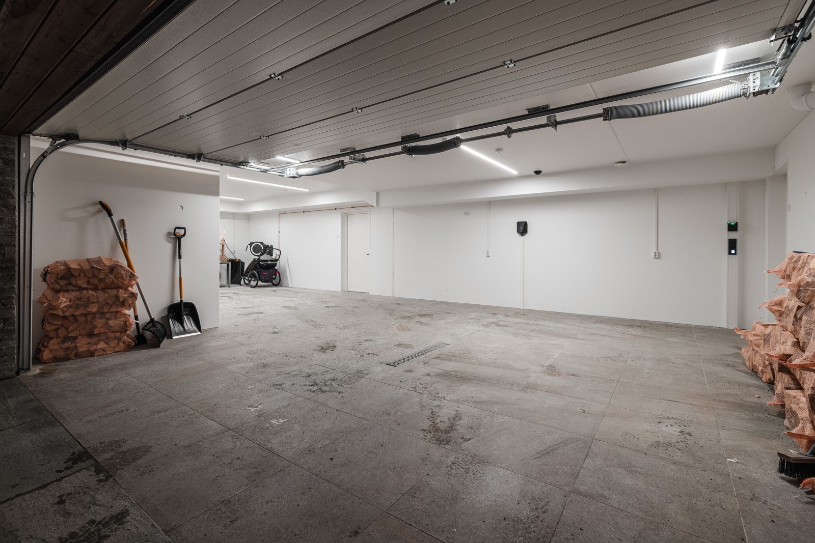 Garasje med god plass til tre biler Galleribilde