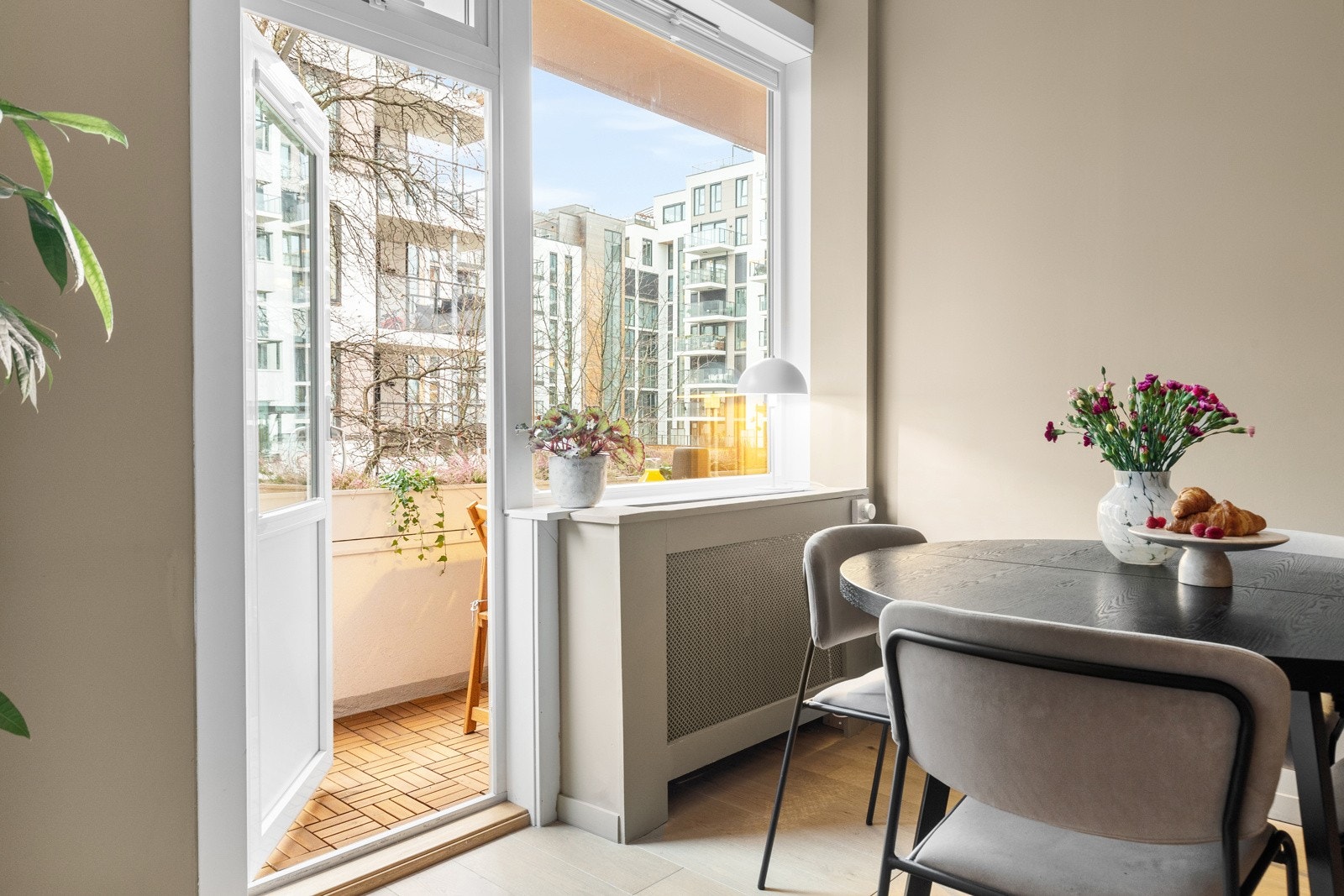 Fra stuen kan du stige ut på solrik, sydvestvendt balkong på ca. 6 kvm. Galleribilde