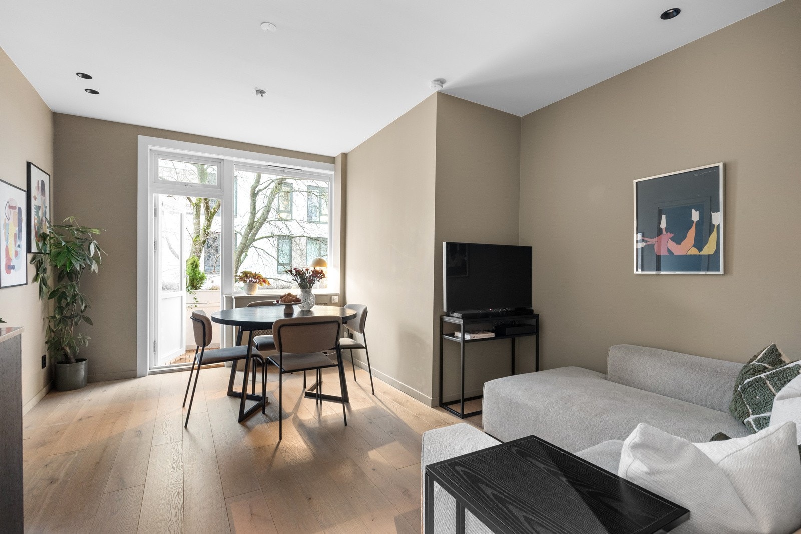 Svært hyggelig stue med plass til sofaseksjon, mediemøblement og spisestue. Galleribilde