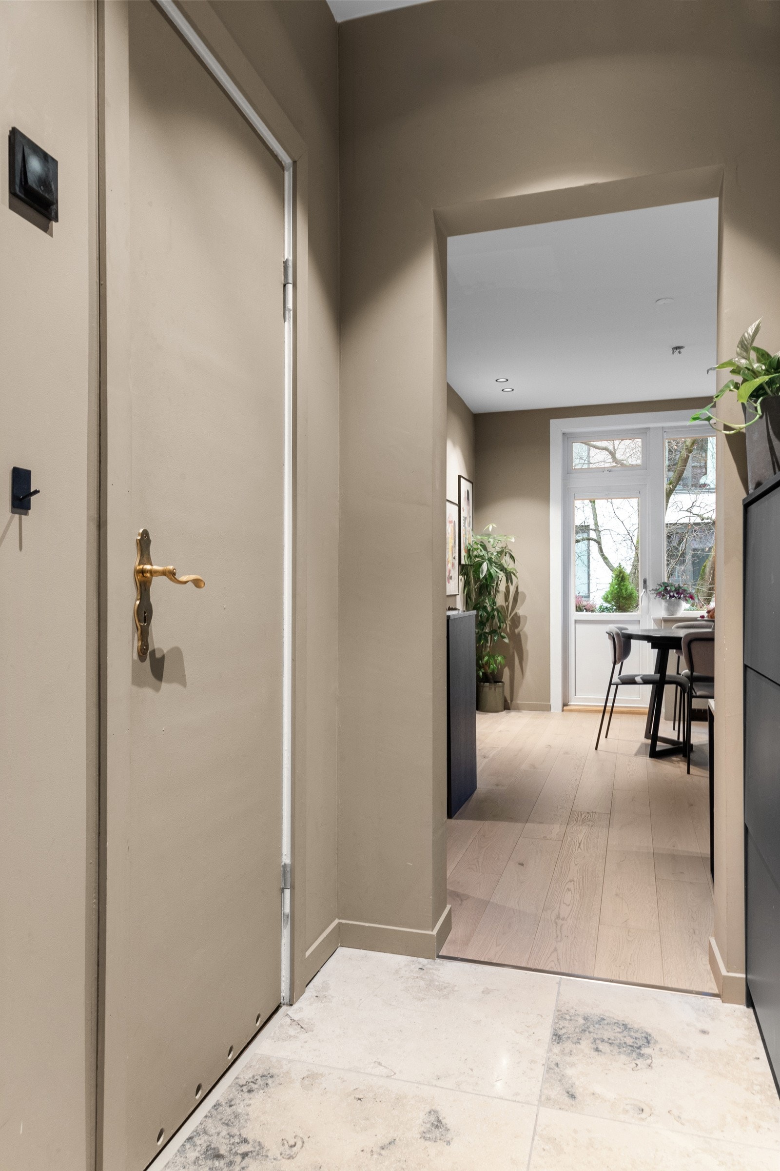 Flott entré/gang med plass til oppheng av tøy og plassering av sko. Galleribilde