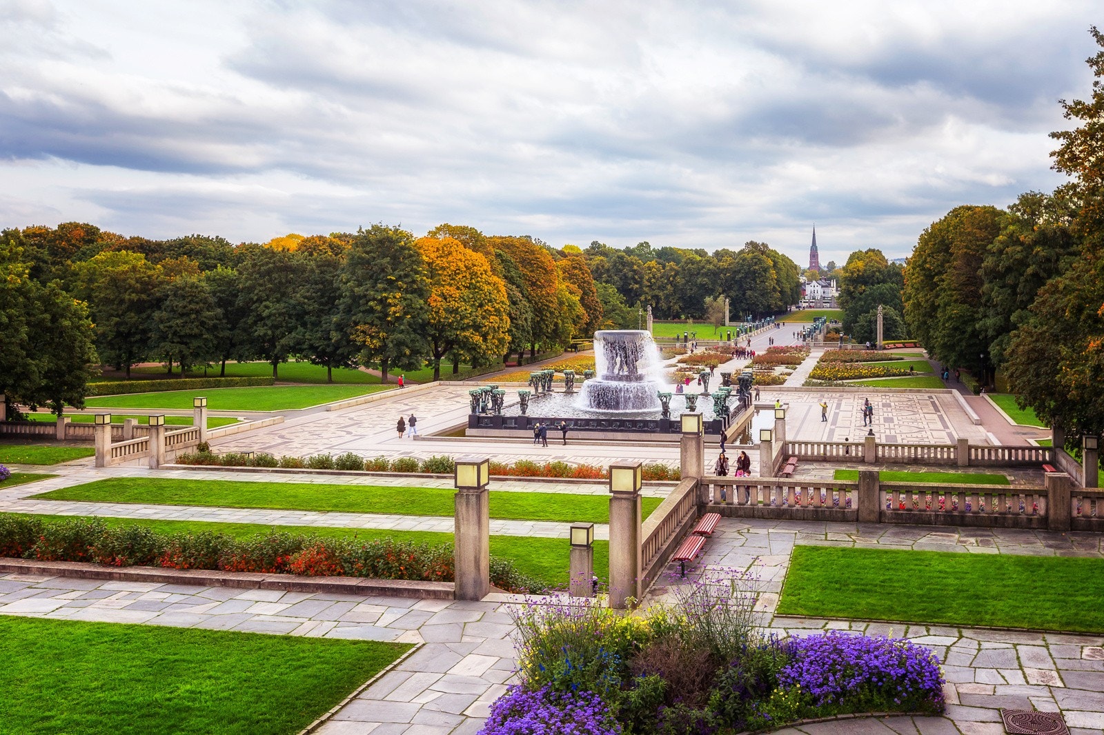 Frognerbadet ligger i enden av Frognerparken, og er et populært sommeråpent utendørsbad med to 50-metersbasseng, plaskebasseng og stupetårn. Galleribilde