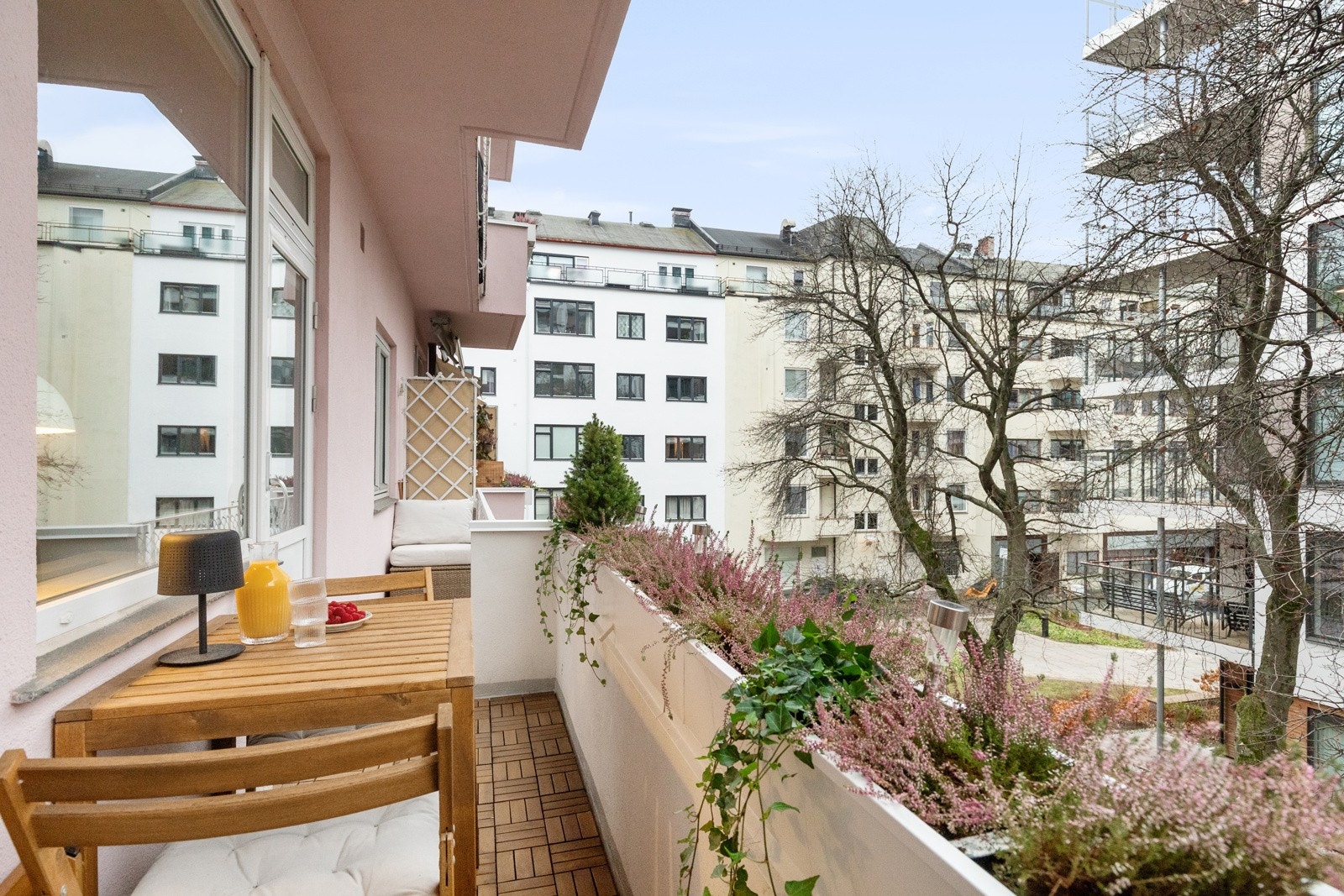 Her kan man skape sin helt egen oase ved å innrede med utemøblement, grill og vakker beplantning. Galleribilde