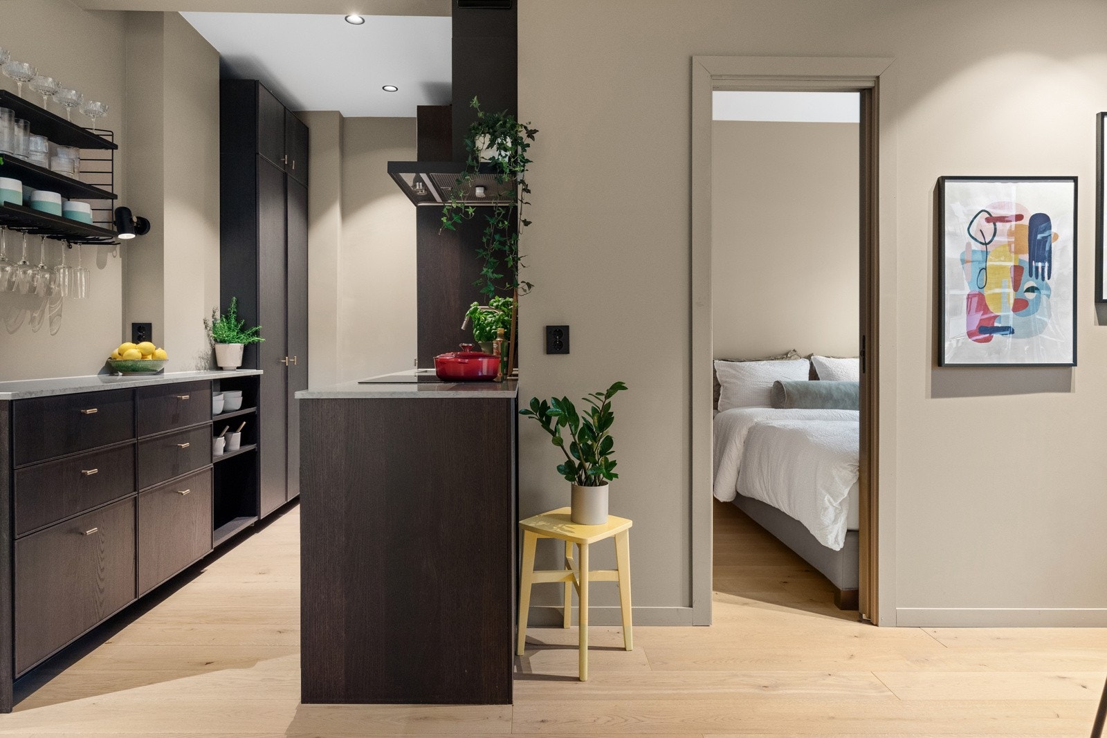 Meget lekker kjøkkeninnredning fra 2018 med helintegrerte hvitevarer som induksjonstopp, stekeovn og kjøle-/fryseskap. Galleribilde